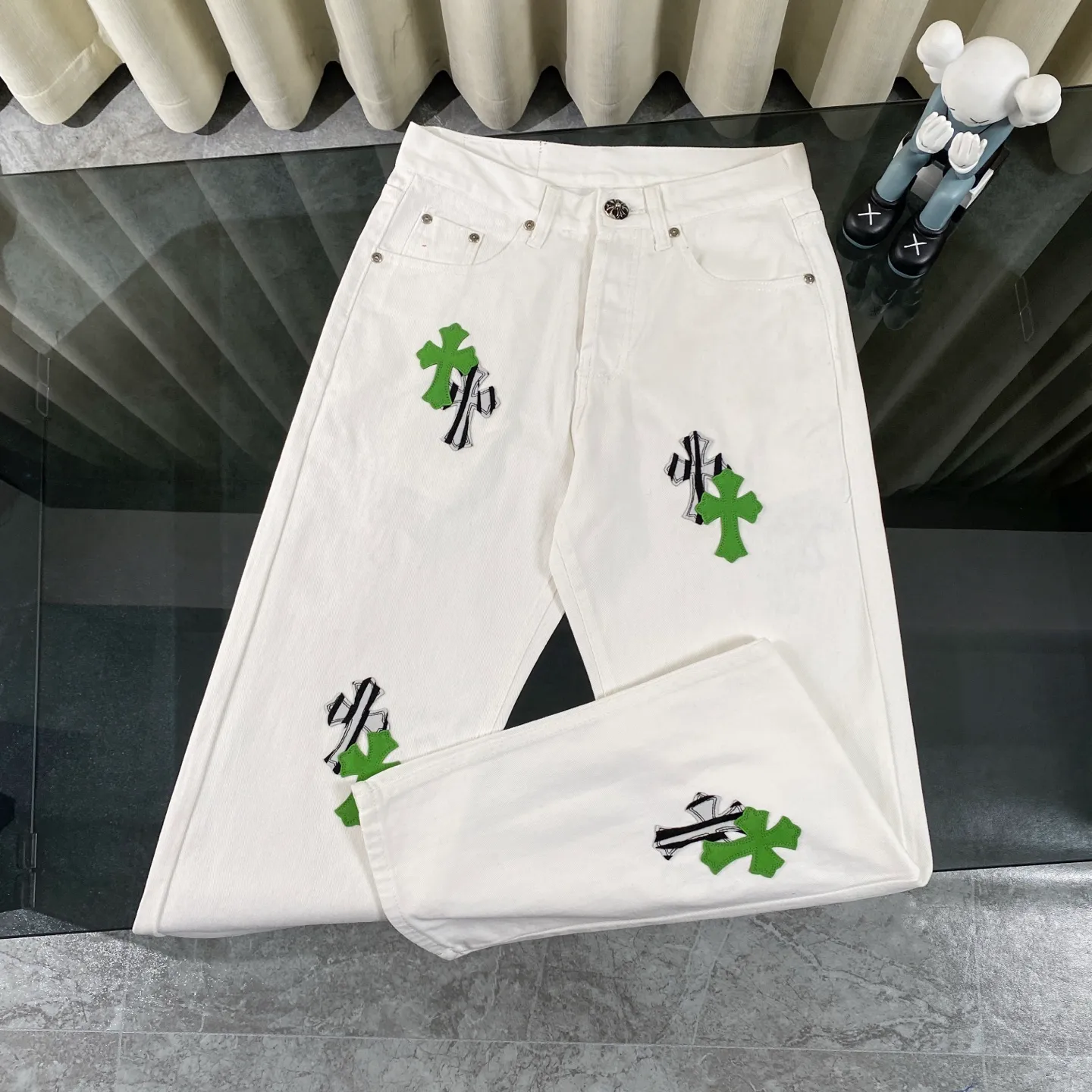 P240 chrome hearts Chrome Hearts 2025 new London limited apple green cross patch leather white jeans vi Top heavy industry fashionable design] Consistent high street luxury style creation. Speaking of this style, the Zangyin family and GU family are definitely the leading representative brands. Especially the Zangyin family has really achieved a state-of-the-art effect in creating high street style. The unique washed material is used to create this style. The color system is quite eye-catching. After it is decorated with patchwork cross flowers, it cleverly highlights the charm of the brand. Secondly, this style uses classic The classic high-waist cutting design highlights the long legs and fashionable temperament of the upper body. The brand is highly recognizable and the slim fit configuration is more suitable for daily wear. It is a product that interprets personality, fashion, and specifications at a glance. This single product is enough to make any fan excited. It can be a white T-shirt for youthful preppy style, or a tight suspender for lady style. It has strong matching ability and can be easily controlled by men.  [Materials and craftsmanship] Needless to say, this point goes without saying. As an excellent craftsman brand, Zangyin’s requirements for details and craftsmanship are really perfect. The washed color of this model has gone through so many processes, not to mention the embellishment of denim appliques. It is also purely hand-made and sewn. Just like what they believe in, only hand-made things have soul and have the meaning of wear. A top-notch heavy-duty fashionable denim item, I look forward to your perfect interpretation! !  Size:28-34